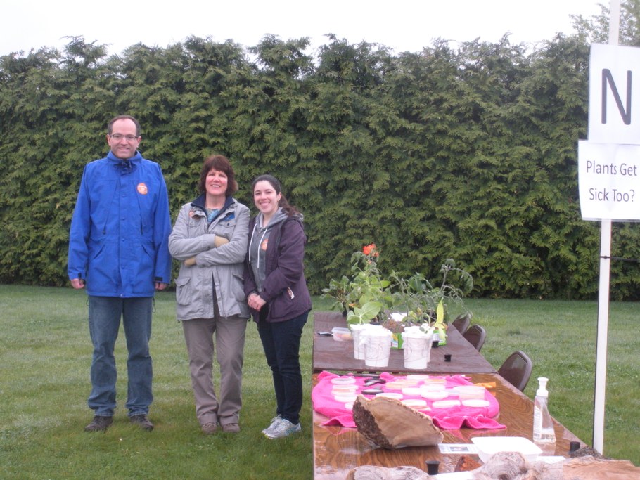 (L-R) Dr. Tim McNellis, Senior Research Asst. Judy Sinn, and Dr. Laura Ramos-Sepulveda | Image: Safari, Safni, Sinn