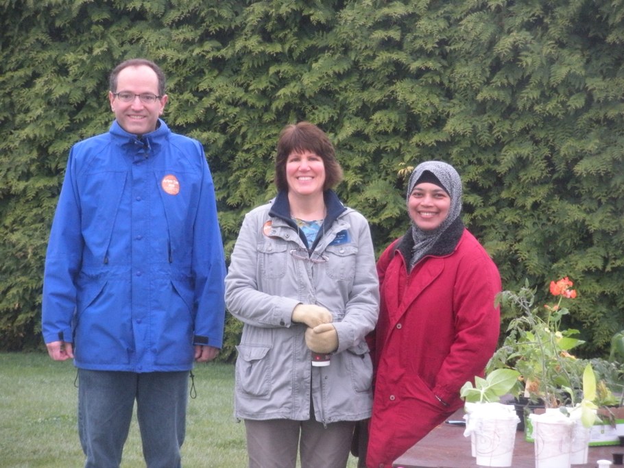 (L-R) Dr. Tim McNellis, Senior Research Asst. Judy Sinn, and Dr. Irda Safni | Image: Safari, Safni, Sinn