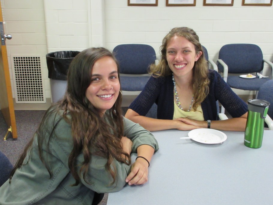 Summer Research Opportunities Program (SROP) student Marlia Bosques Ramírez (L) from the University of Puerto Rico Mayagüez (UPRM) and her SROP mentor Jennie Mazzone (R) (M.S. student in Dr. Beth Gugino's lab)