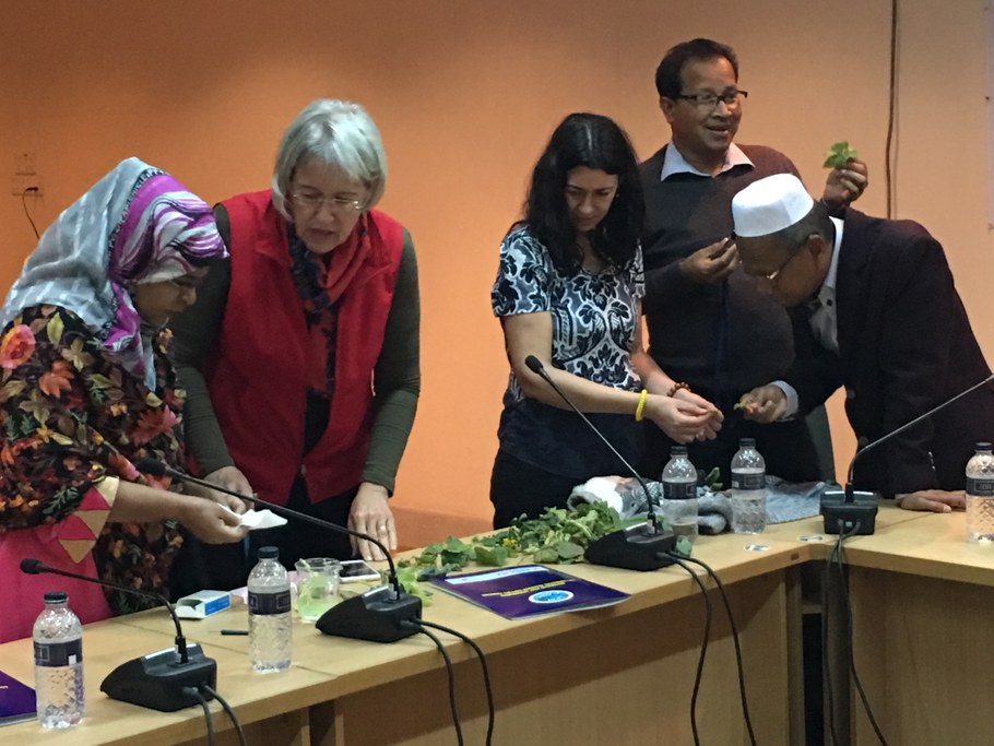 Drs. Sally Miller (2nd from left) and Cristina Rosa (3rd from left) in Bangladesh identifying diseases from the fields, January 2016 | Image: Cristina Rosa, Penn State University